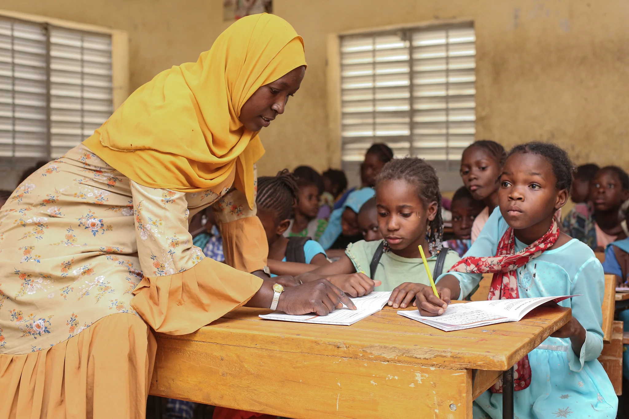 Teacher Imamaya Traoré works with students at Mahamane Fondougoumo School in Timbuktu, Mali. Through the “Reading Corner” initiative, supported by ECW and UNICEF, children are building literacy skills and getting the support they need to stay in school.