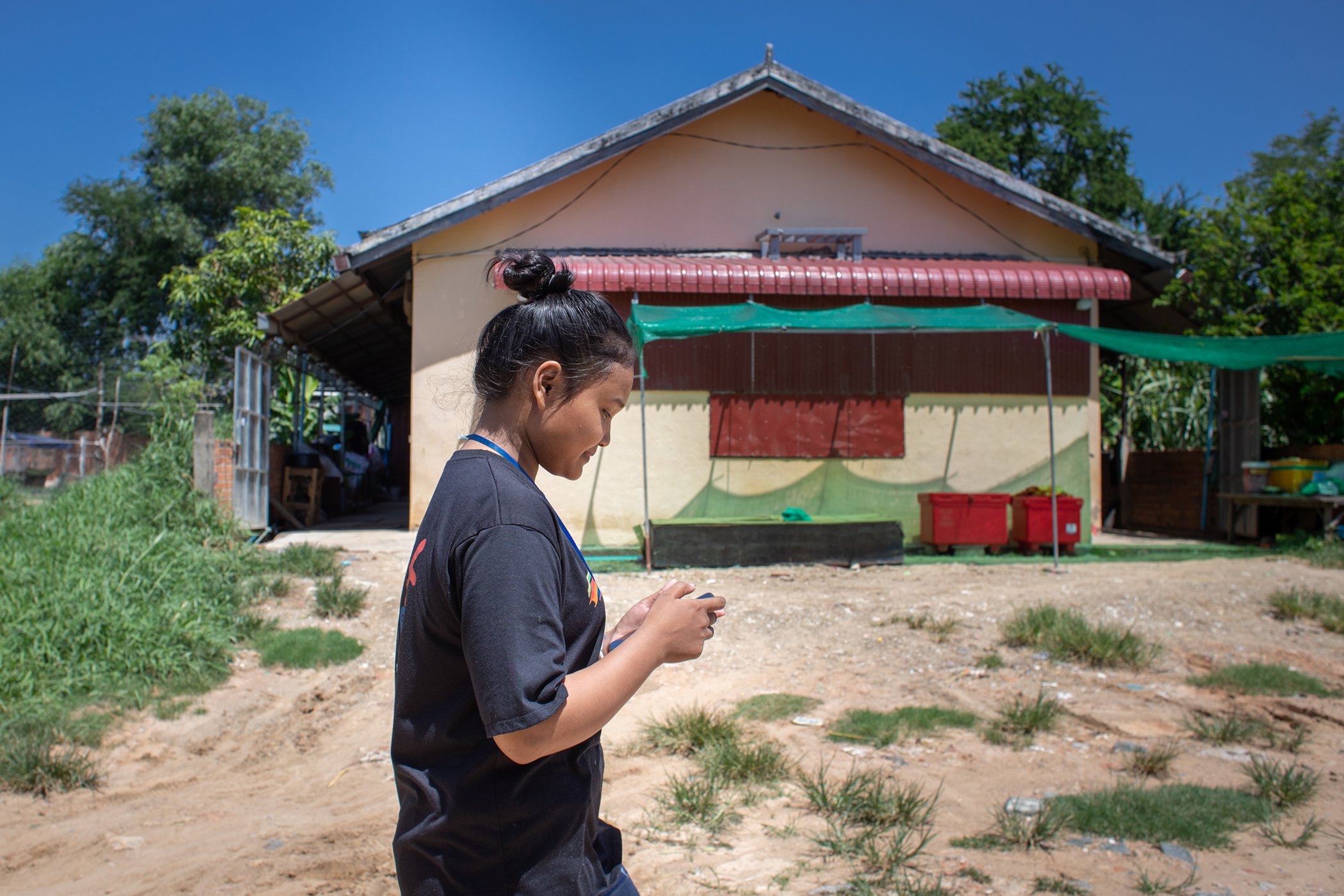 Kong Roath, de 23 años, camina de regreso al trabajo en una fábrica de confección en Phnom Penh, Camboya, el 23 de junio de 2023.