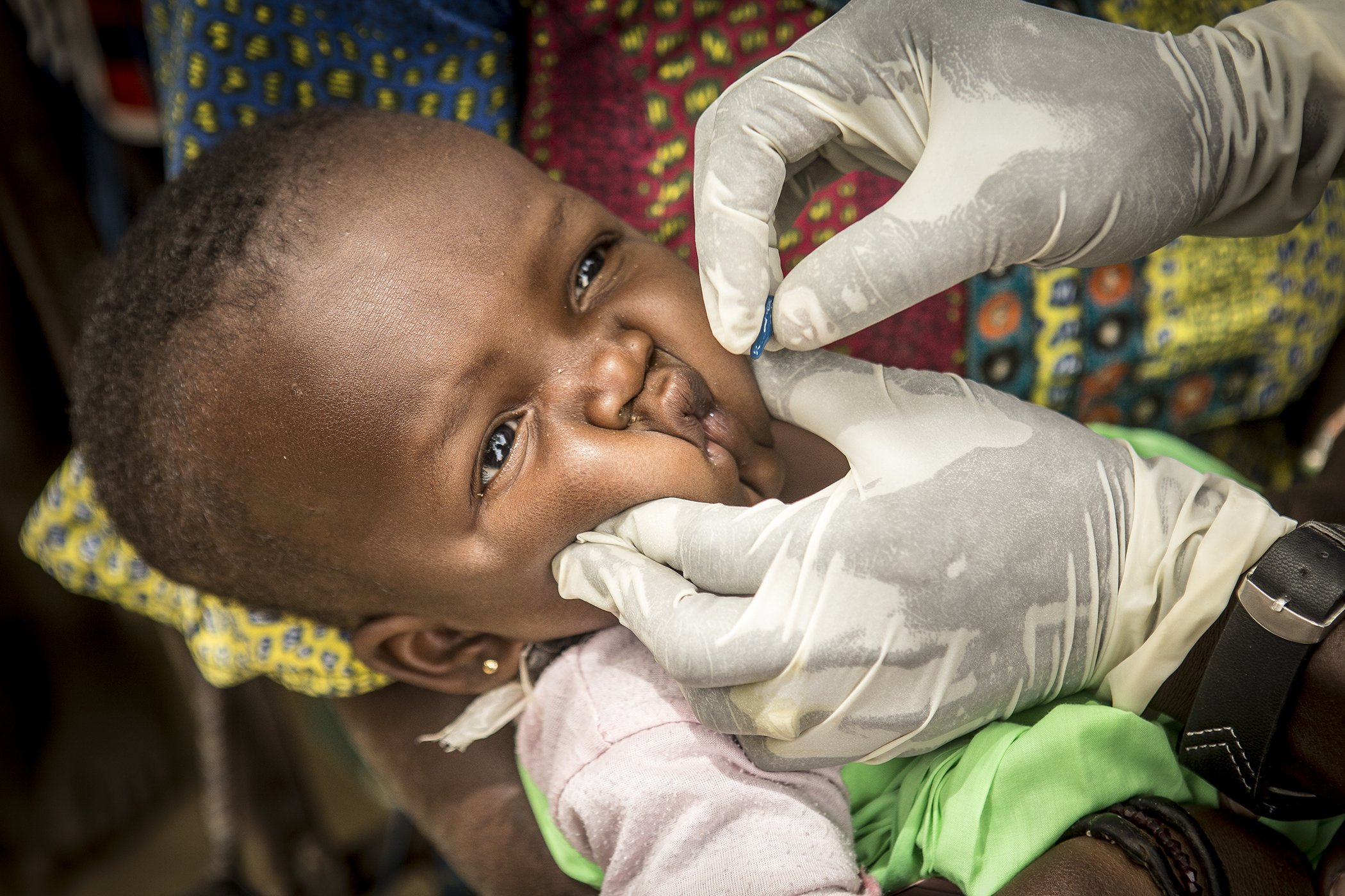 Community health worker Mamadou Kassé, 29, vaccinates a child in Kombaka village in Mopti, Mali, in March 2019. UNICEF and its partners have implemented the use of mobile vaccinators to reach vulnerable populations living in hard-to-reach areas.