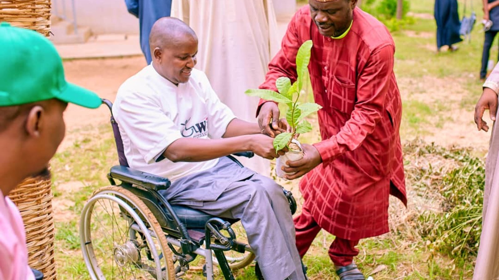 Grave acidente entre caminhão e carros deixa três feridos na avenida Brasil, image size:1600x900