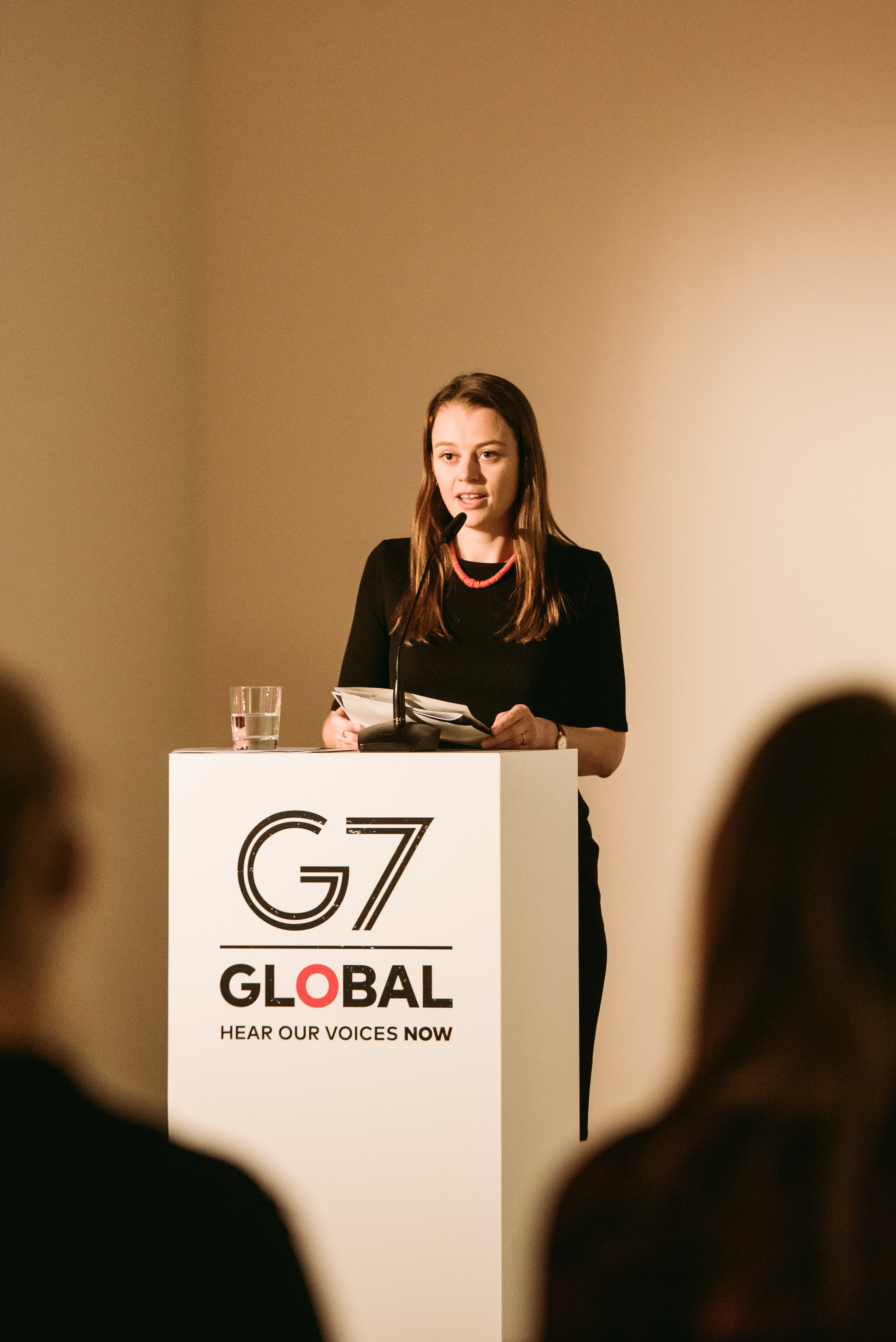 Sinead Dwyer von SEEK Development erklärt, wie wichtig Investitionen in Entwicklungszusammenarbeit und humanitäre Hilfe sind. Sinead_Dwyer_Rede