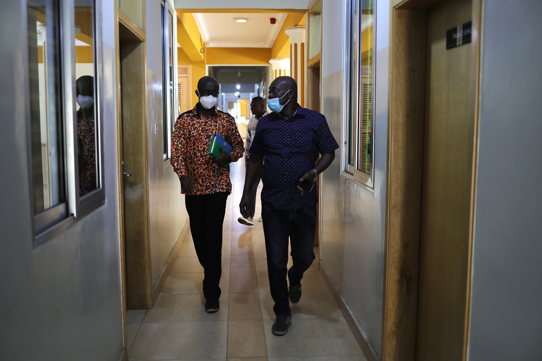 Le Dr Kwame Amponsa-Achiano (à gauche) marche avec un collègue du Programme élargi de vaccination, Service de santé du Ghana, Accra, Ghana, le 22 juillet 2022. Image : Nipah Dennis pour Global Citizen