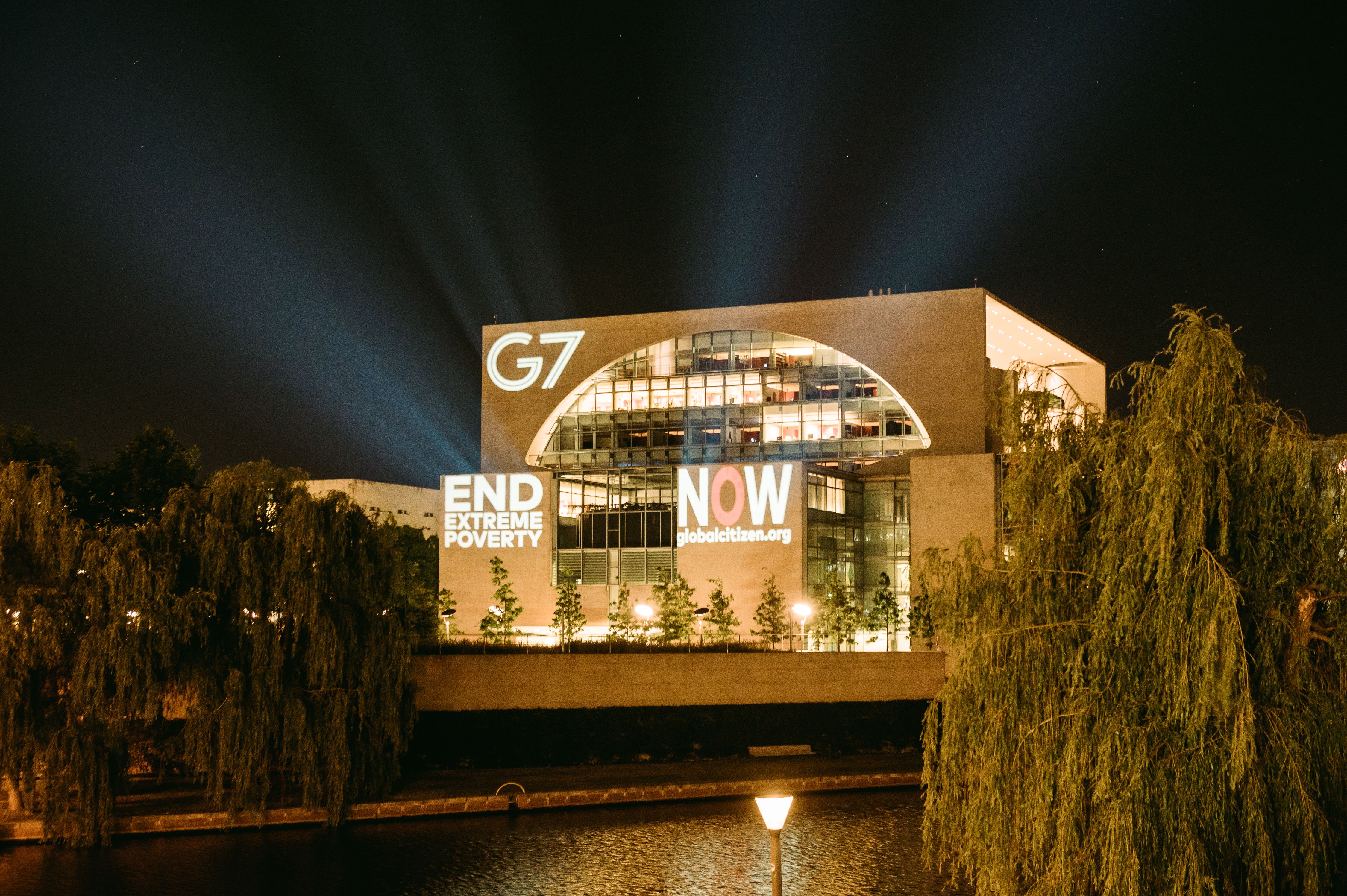 Beim Kanzleramt fordern wir Olaf Scholz zum Handeln auf. Botschaften_an_die_G7