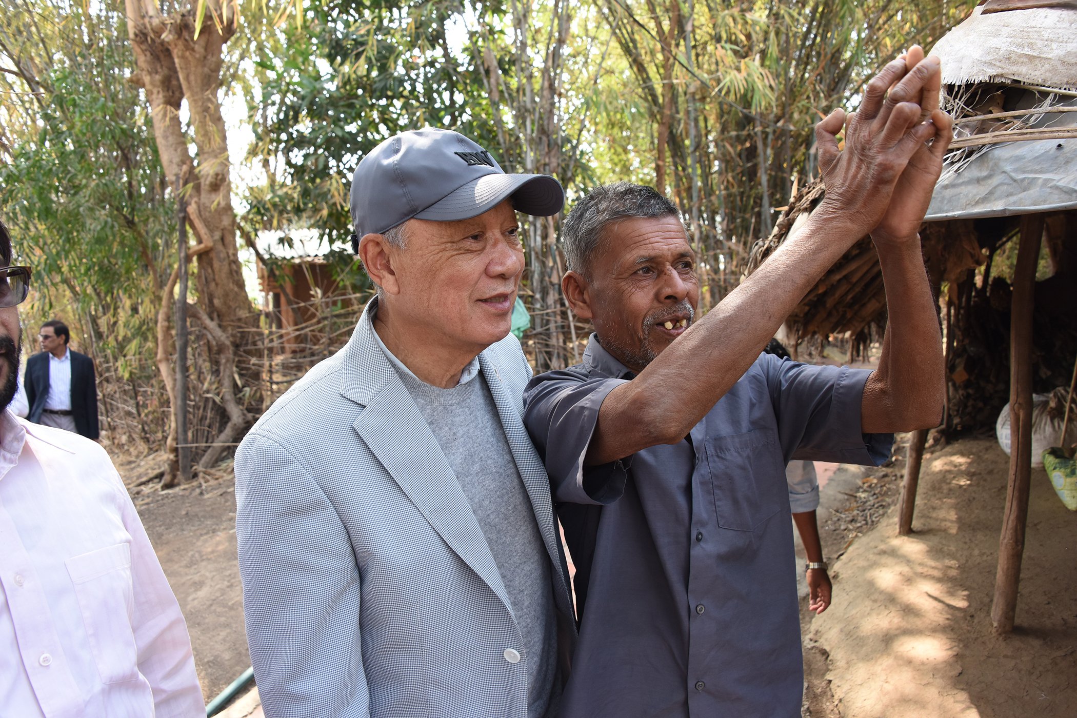 Mr. Sasakawa speaks with a person affected by leprosy.