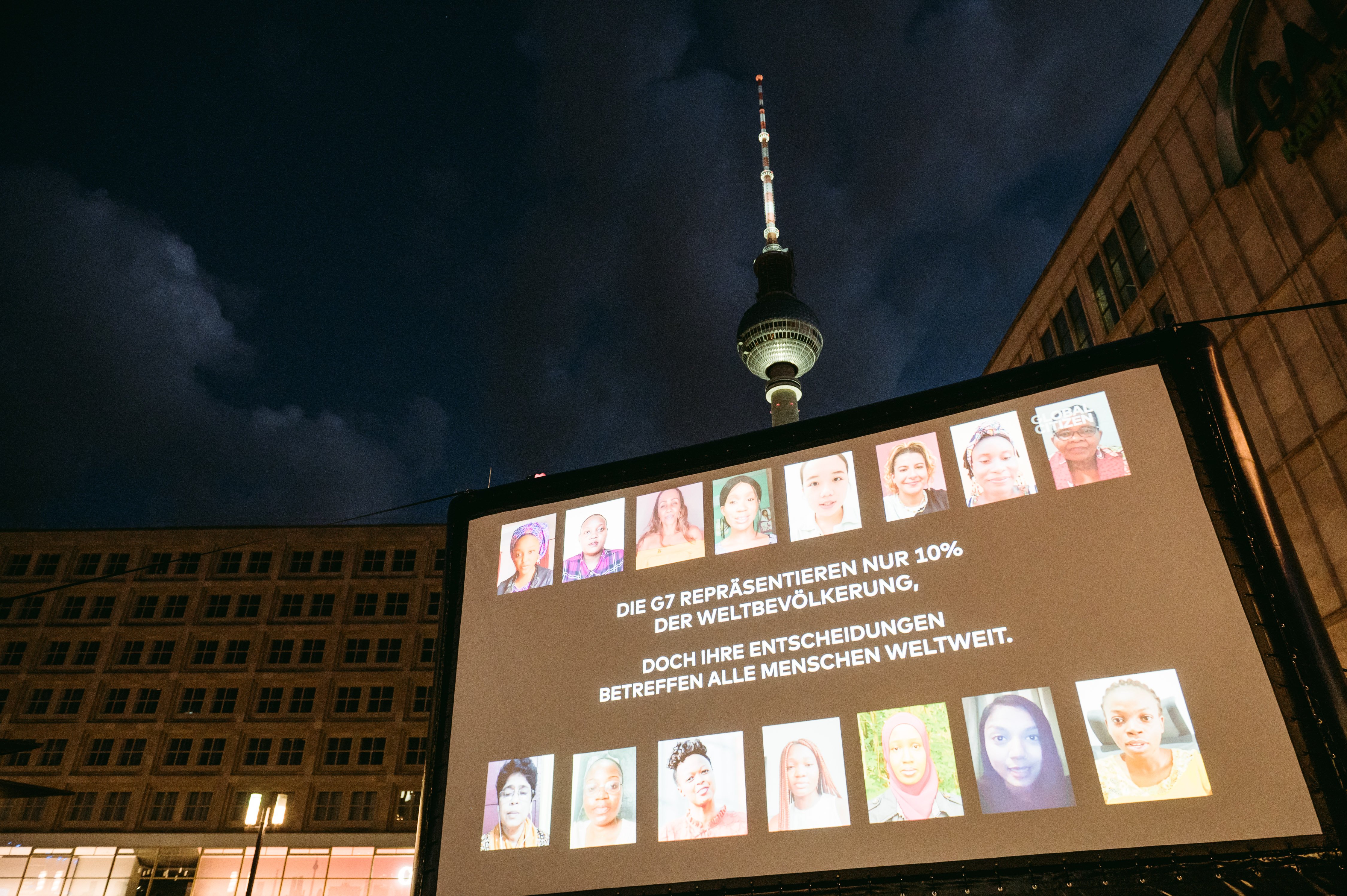 Die Botschaften der Aktivistinnen werden gezeigt. Aktivistinnen_Video_am_Alexanderplatz