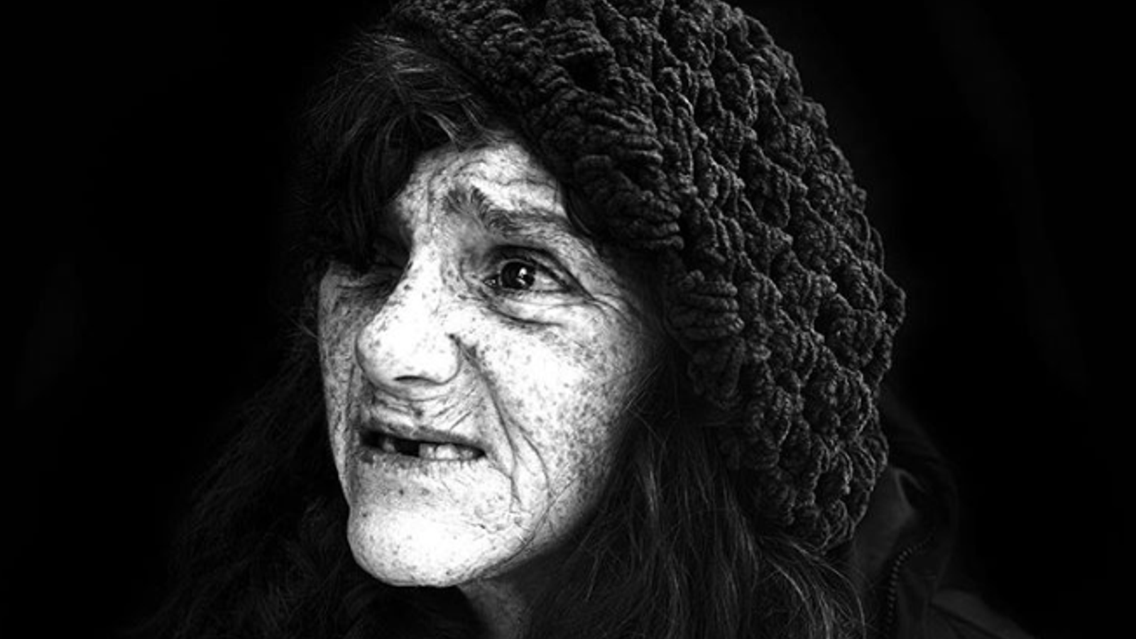 This Girl Captures Beautiful Photos of the Homeless — and She’s Just 17
