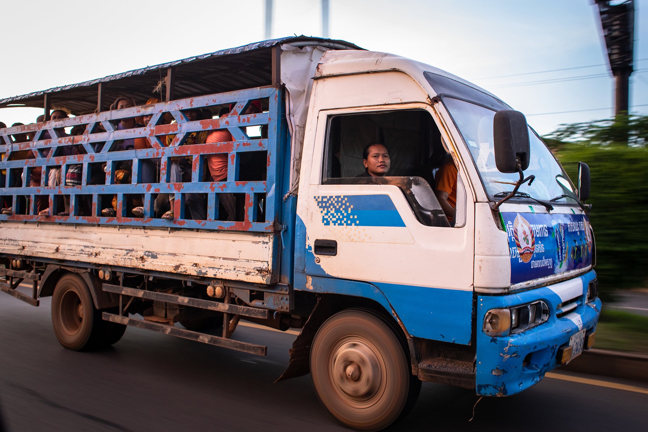 Un camión llevando decenas de trabajadoras a una fábrica sobre la carretera de la provincia de Kampong Cham, Camboya, el 23 de junio de 2023.