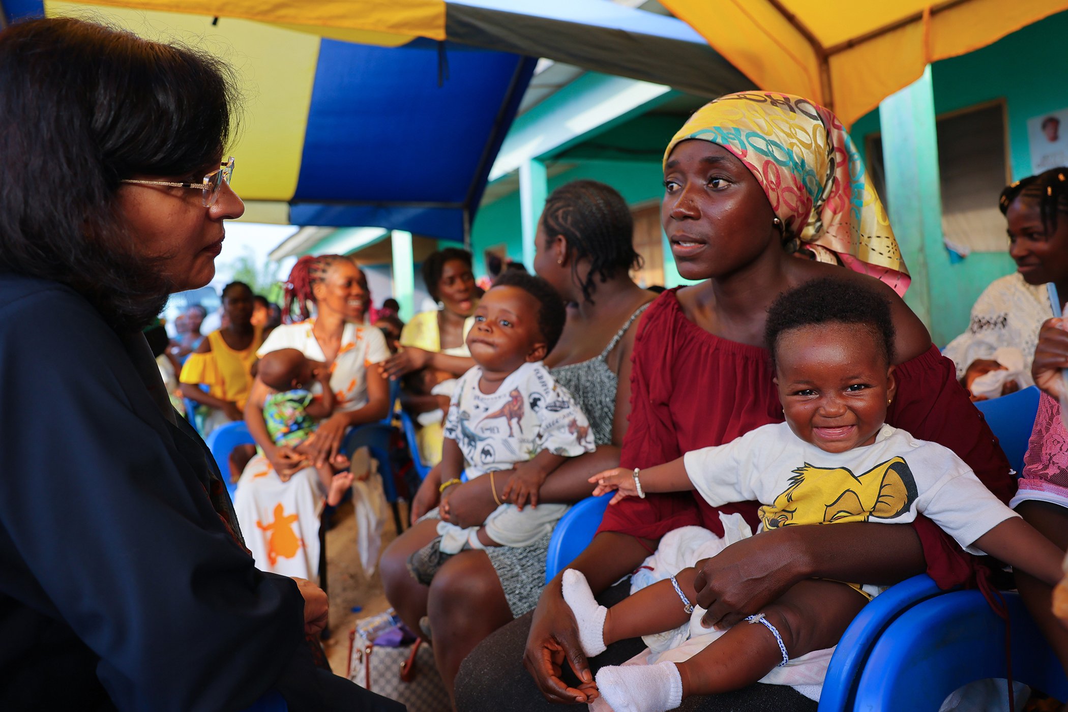 Gavi CEO Sania Nishtar speaks with a mothers at the Ominako Community-Based Health Planning and Services (CHPS) facility in the Eastern Region of Ghana, on May 6, 2025. Image: Nipsh Dennis/GAVI