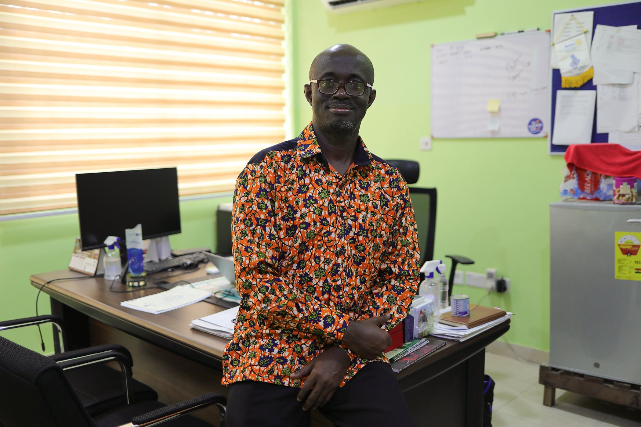 Le Dr Kwame Amponsa-Achiano pose pour une photo dans son bureau du Programme élargi de vaccination, Service de santé du Ghana, Accra, Ghana, le 22 juillet 2022. Image : Nipah Dennis pour Global Citizen