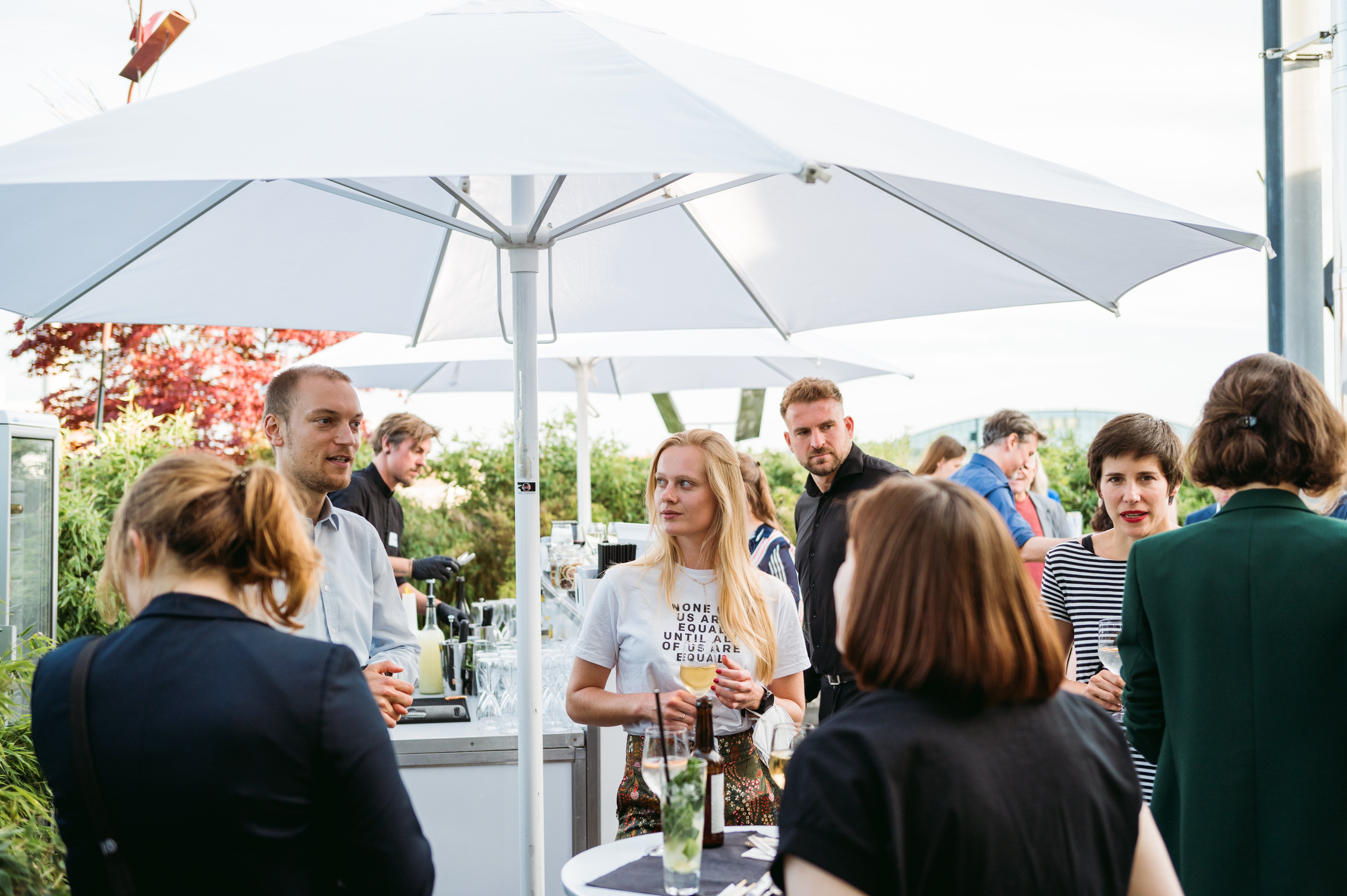 Mit vegetarischem und veganem Sushi sowie erfrischenden Drinks geht es zum Networking auf die Dachterrasse. Networking_auf_der_Dachterrasse