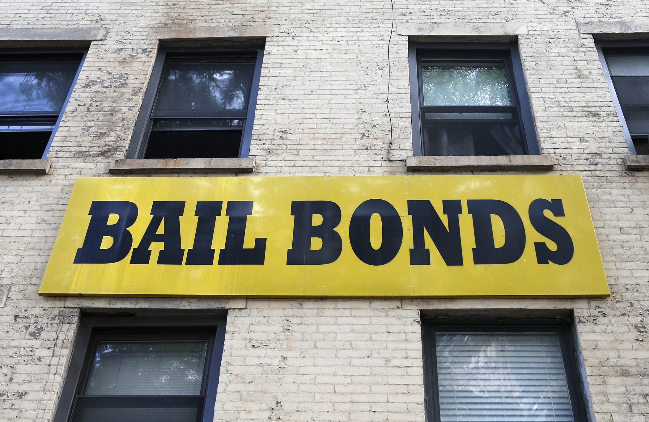 Letrero de fianzas afuera de un local cerca del tribunal y cárcel en Brooklyn, NY, julio 2015.