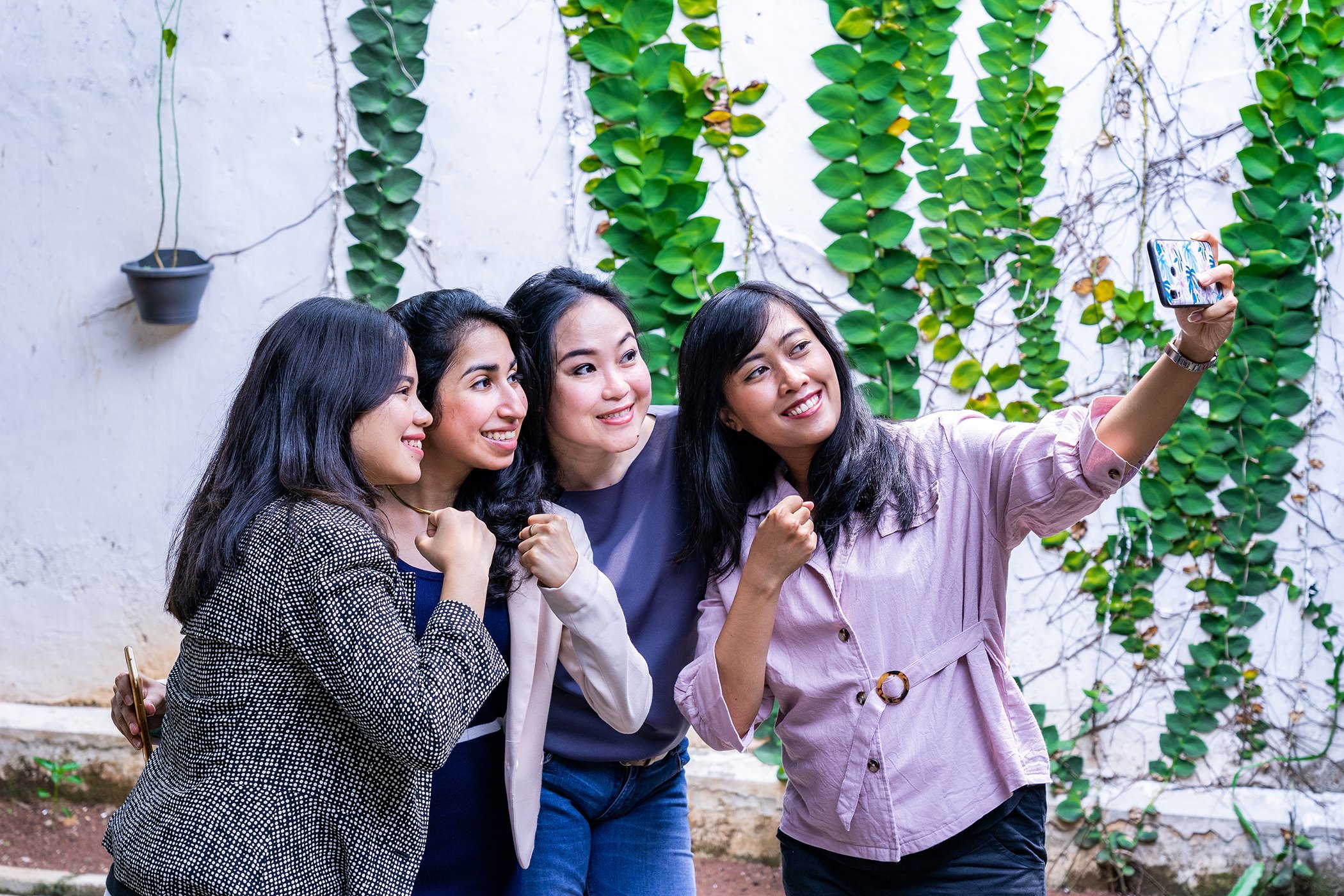 Nashin Mahtani, a Global Citizen Prize finalist, is seen taking a selfie with the staff of Peta Bencana.
