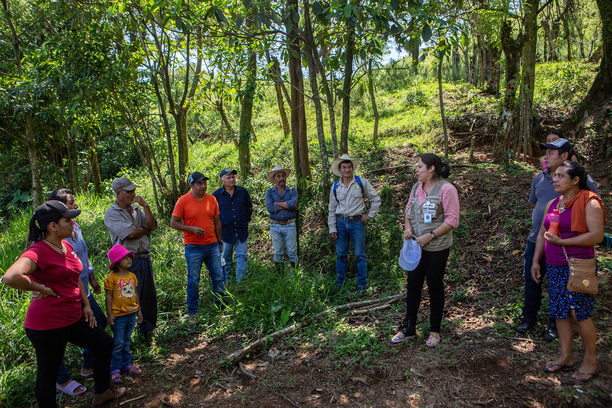 Yaneth Zavaleta Padilla (tercera desde la derecha) habla con un grupo de agricultores y miembros de la comunidad en el Ejido la Catedral de Chiapas, Ostuacán, Chiapas el 24 de marzo de 2023.