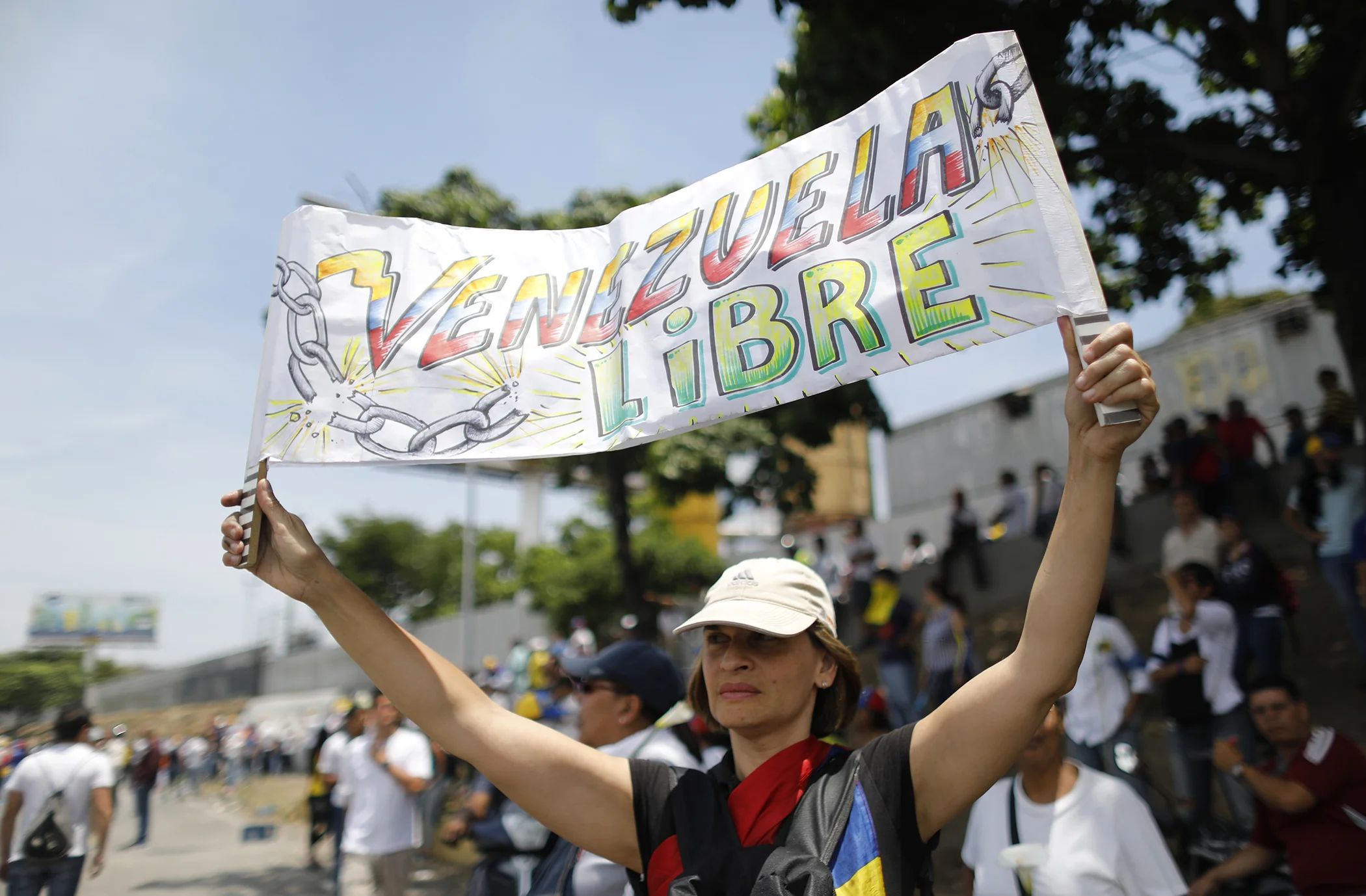 An anti-government protester holds up the Spanish message: "Venezuela free" near La Carlota airbase in Caracas, Venezuela, May 1, 2019.
