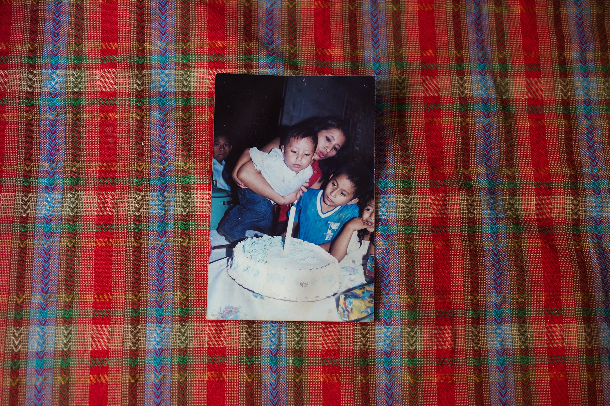 Teodora muestra una fotografía del primer cumpleaños de su hijo. Actualmente él tiene 19 años.