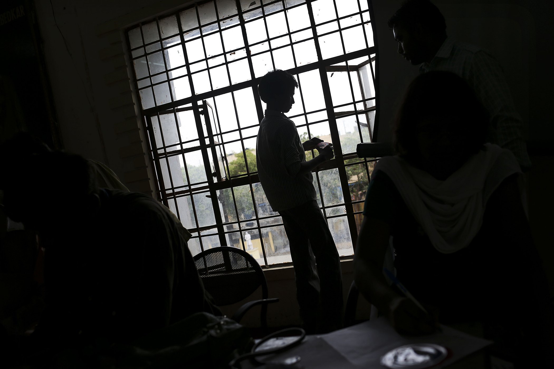 Sur cette photo d'archive du 11 juillet 2012, un enfant travailleur attend que son dossier soit traité après avoir été secouru lors d'un raid par des travailleurs du Bachpan Bachao Andolan à New Delhi, en Inde.