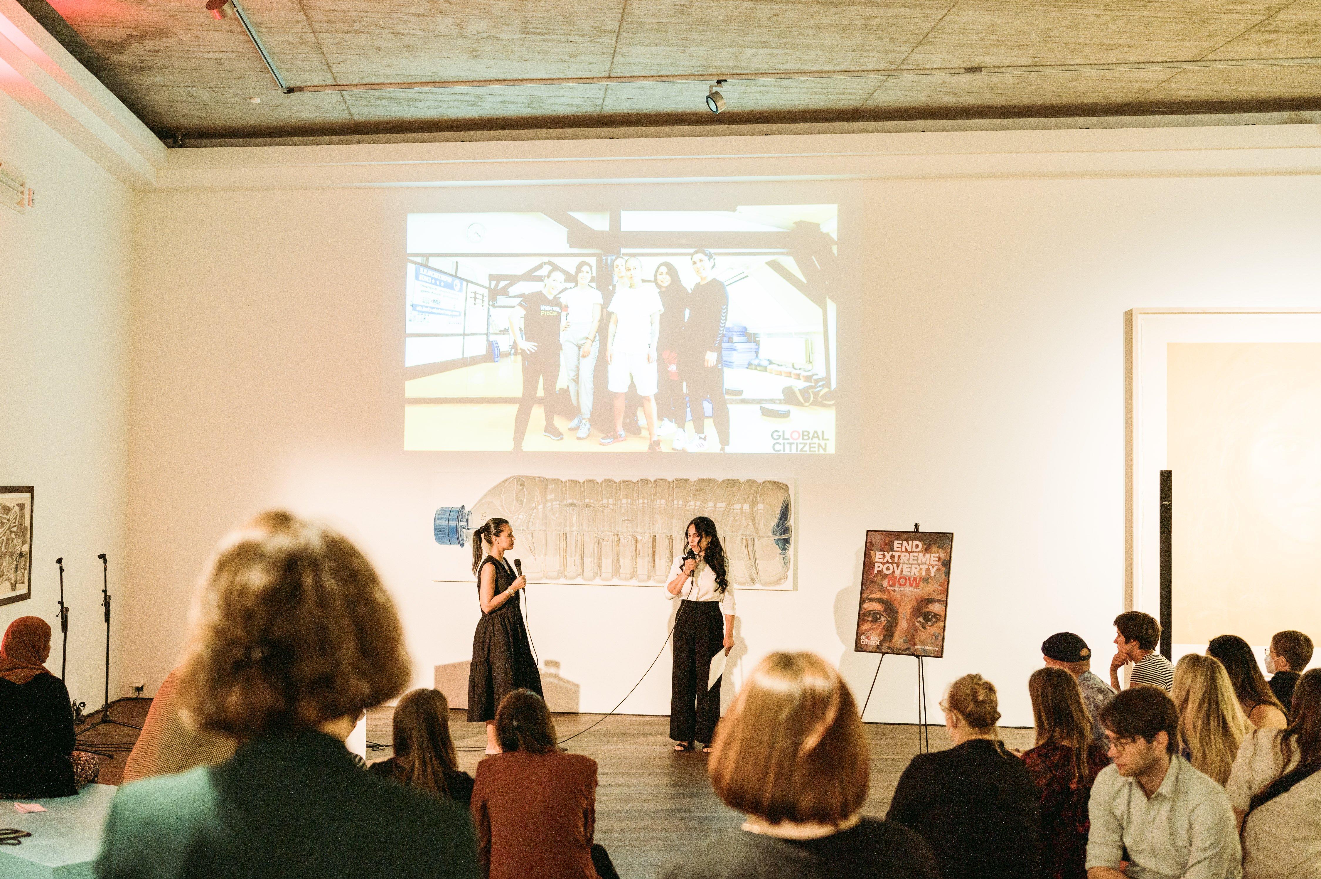 Sawsan Chebli interviewt Zilan Sarah Kössler, die als Vertreterin von Flamingo e.V. erklärt, wie wichtig die Förderung von Frauen und Mädchen und die Unterstützung geflüchteter Frauen ist. Sawsan_Chebli_interviewt_Zilan_von_Flamingo