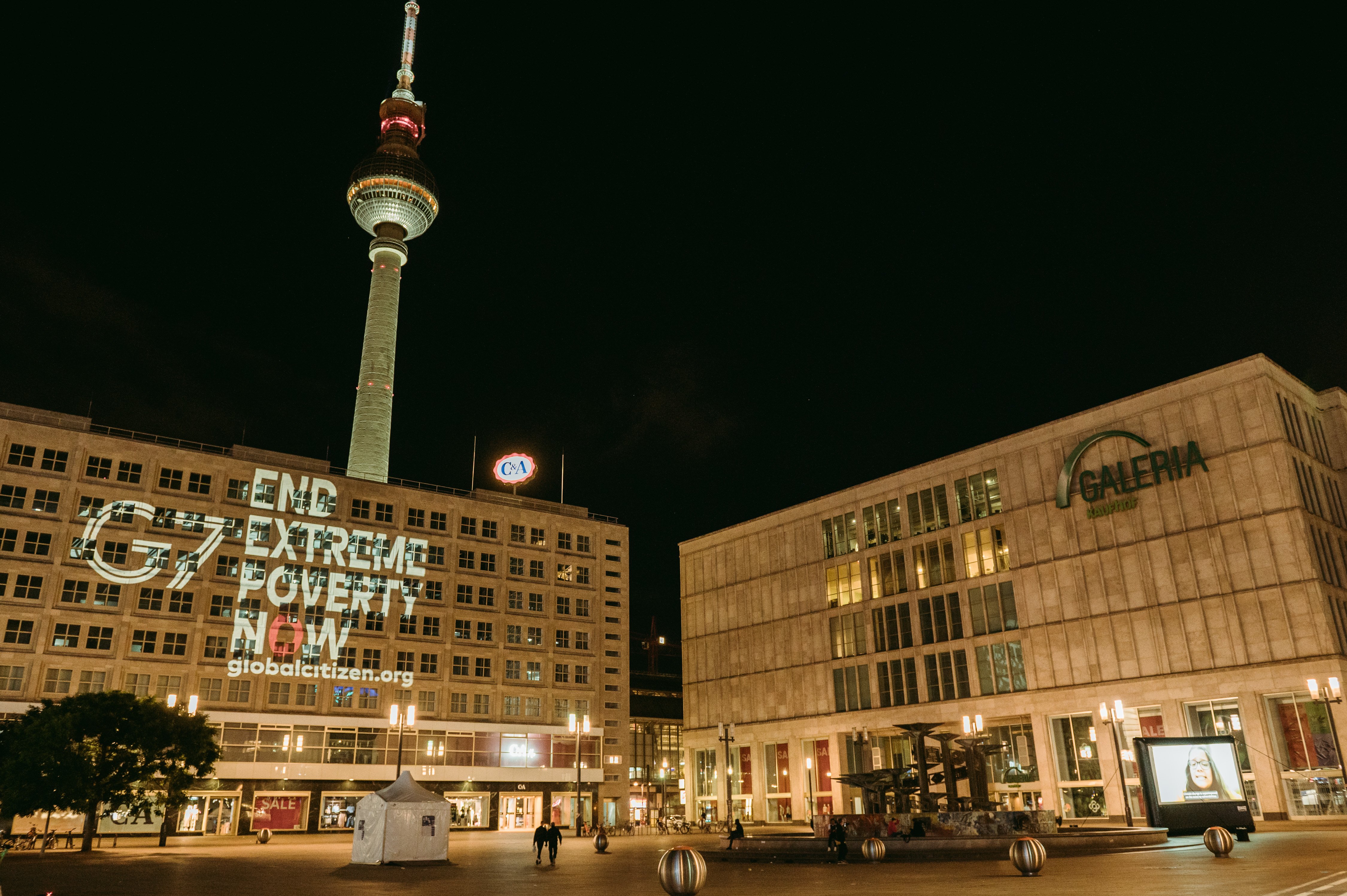 Unsere Nachricht an G7 wird am Alexanderplatz in Berlin projiziert. Botschaften_an_die_G7